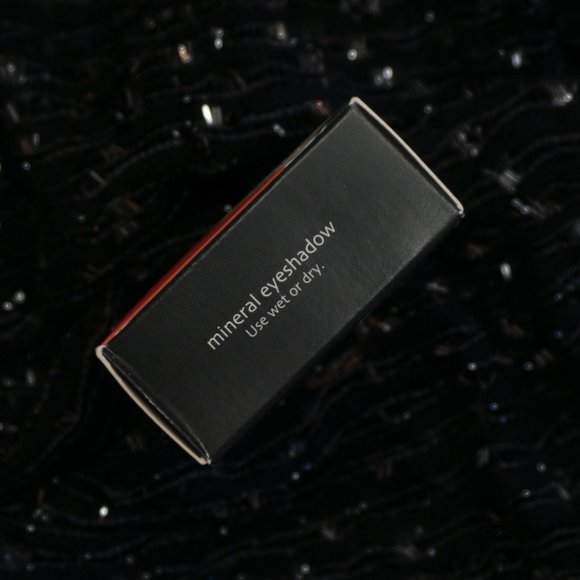 OVERSHADOW HIGH SHIMMER MINERAL EYESHADOW Net wt 0.02 oz / 0.57 g - Picture 3 of 9